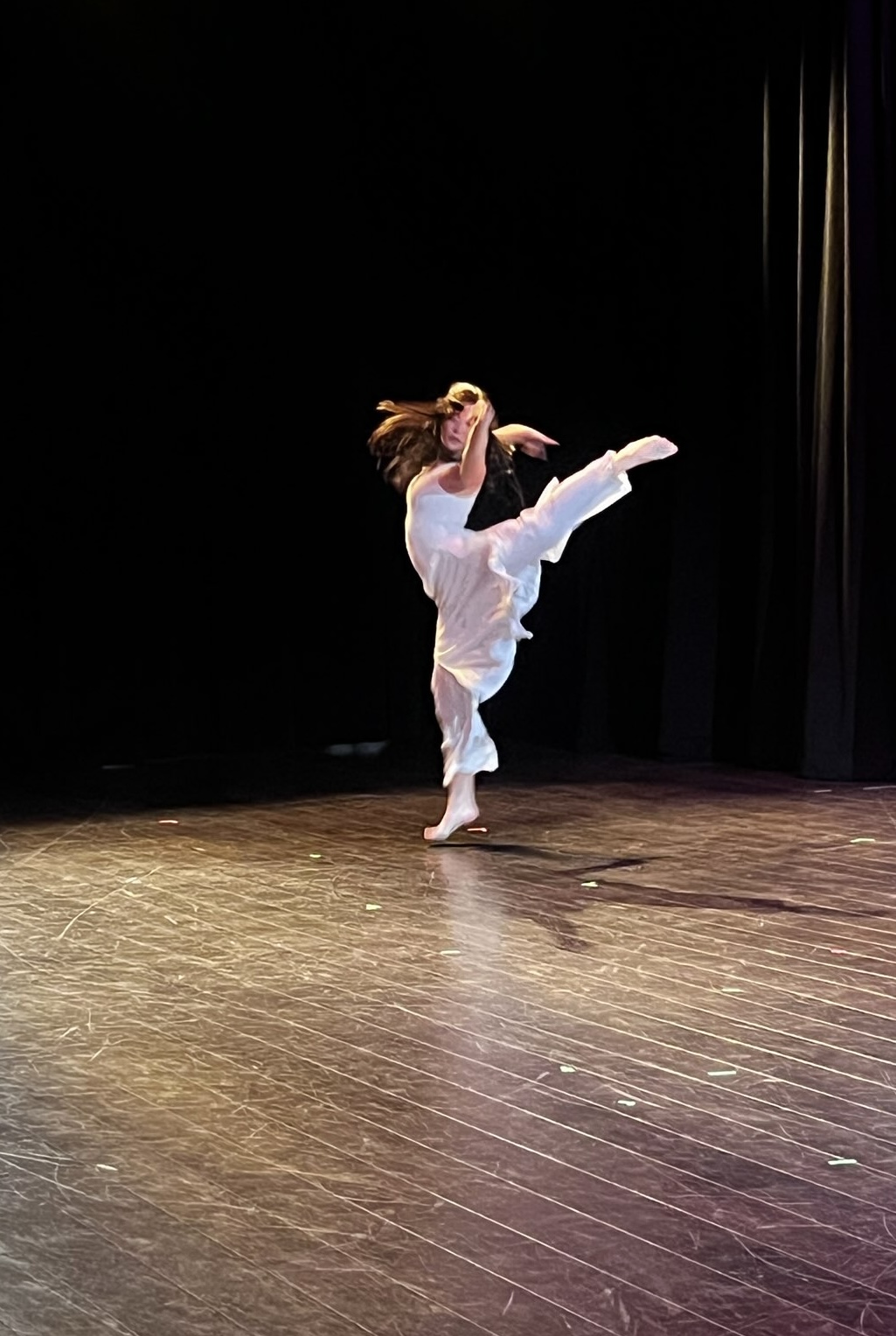 Ellasimone performing