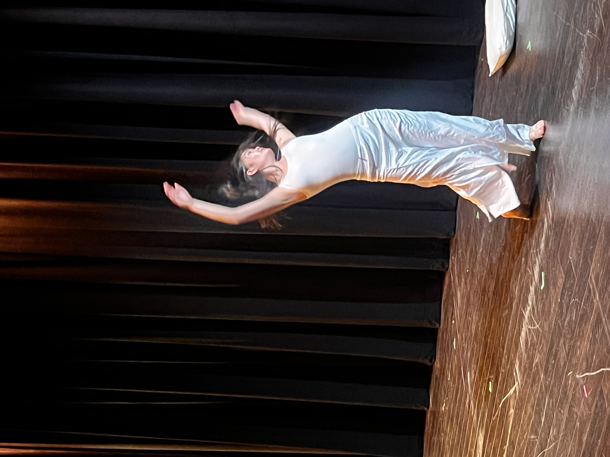 Ellasimone performing