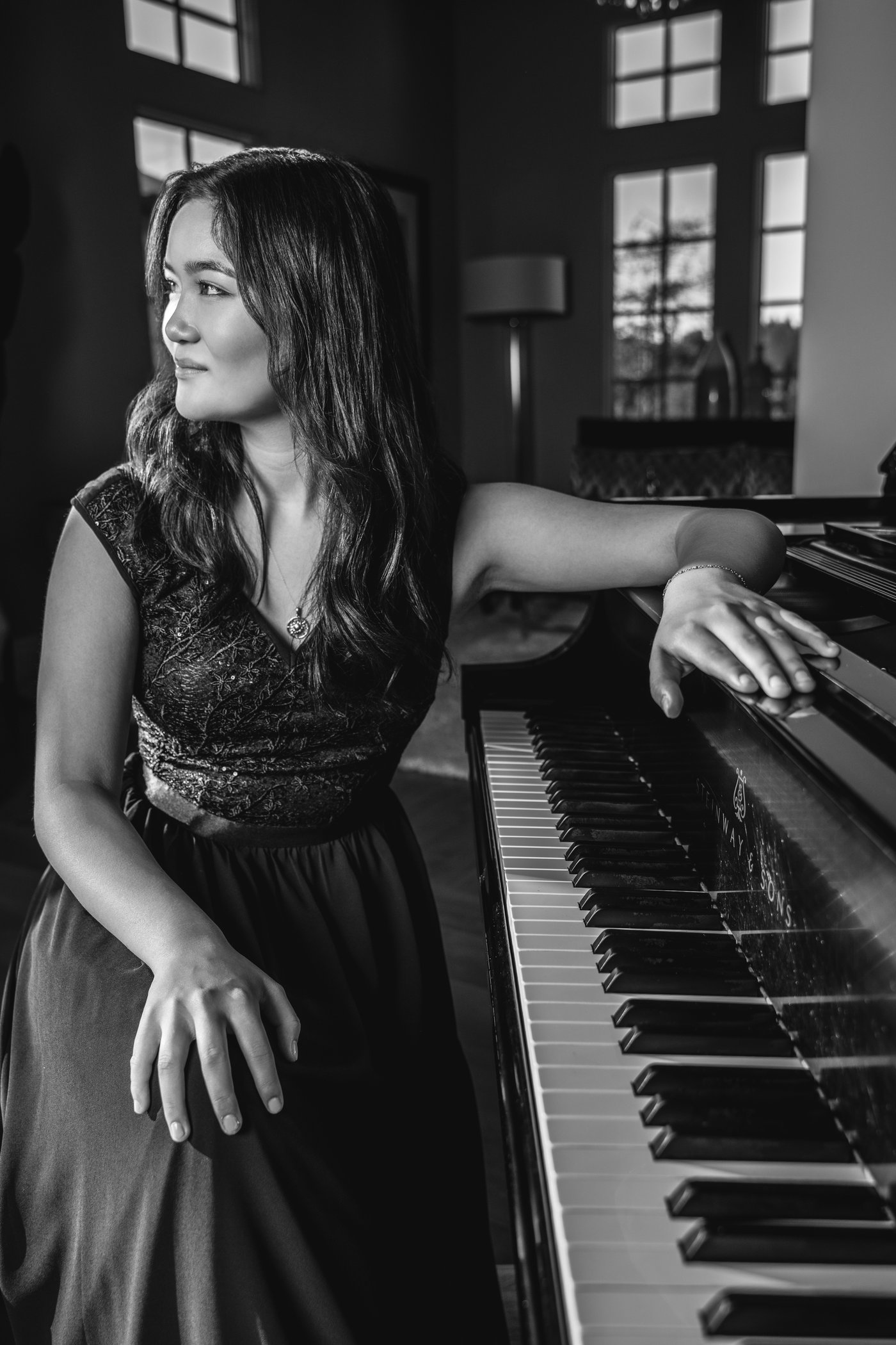 Ellasimone in profile at the piano